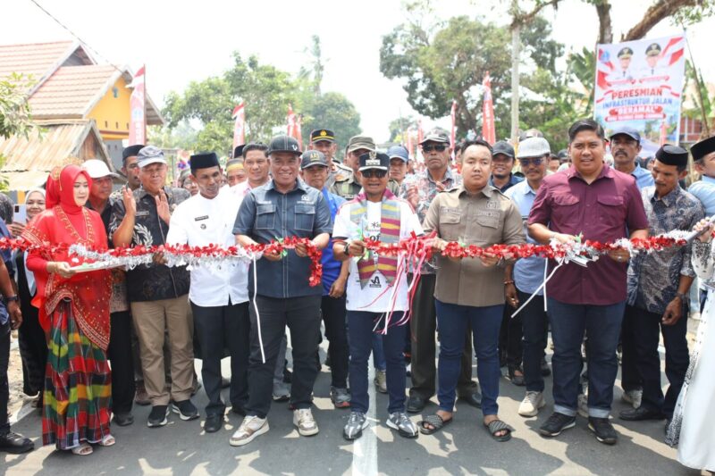 Buoati Bone Andi Asman Sulaiman resmikan Jalan Camming–Bune–Talumae. (ist)