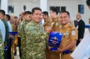 Bupati Bone Andi Asman Sulaiman Terima Brevet Kehormatan dari TNI AL. (ist)