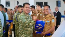Bupati Bone Andi Asman Sulaiman Terima Brevet Kehormatan dari TNI AL. (ist)