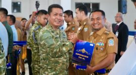 Bupati Bone Andi Asman Sulaiman Terima Brevet Kehormatan dari TNI AL. (ist)