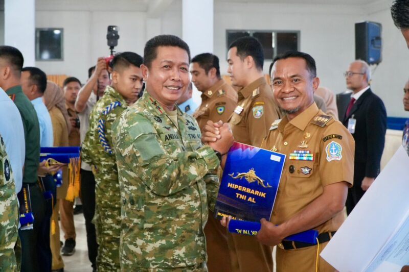 Bupati Bone Andi Asman Sulaiman Terima Brevet Kehormatan dari TNI AL. (ist)