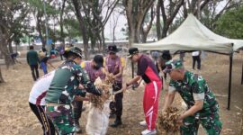 Wabup Bone Andi Akmal Pasluddin pimpin gerakan bersih-bersih di lingkungan GOR Lapatau, Selasa (13/10). (ist)