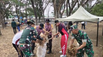 Wabup Bone Andi Akmal Pasluddin pimpin gerakan bersih-bersih di lingkungan GOR Lapatau, Selasa (13/10). (ist)