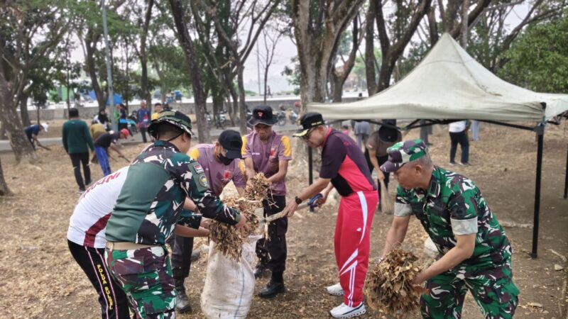 Wabup Bone Andi Akmal Pasluddin pimpin gerakan bersih-bersih di lingkungan GOR Lapatau, Selasa (13/10). (ist)