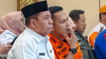 Kepala Kantor Pencarian dan Pertolongan Makassar Muhammad Arif Anwar dan Wakil Bupati Kepulauan Selayar Muhtar. (ist)