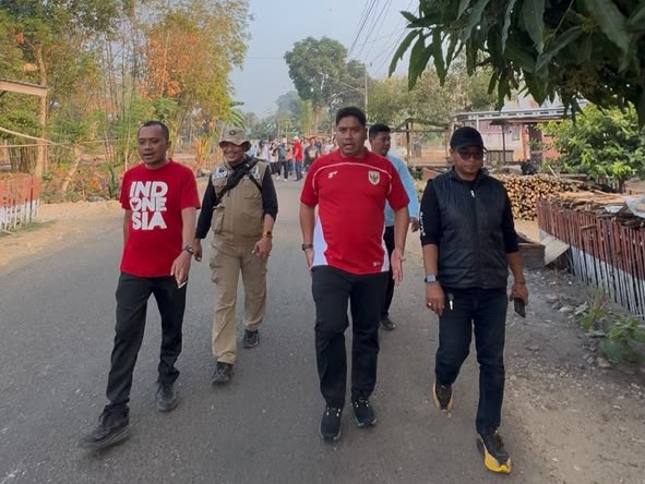 Pj Sekda Bone Edy Saputra Syam bersama sejumlah pimpinan OPD jalan pagi di Kelurahan Pallette. (ist)