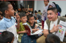 Sekretaris Kabinet Teddy Indra Wijaya bercengkerama dengan para siswa Sekolah Rakyat Terintegrasi di Cikarang, Kabupaten Bekasi. (foto:int)