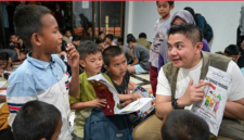 Sekretaris Kabinet Teddy Indra Wijaya bercengkerama dengan para siswa Sekolah Rakyat Terintegrasi di Cikarang, Kabupaten Bekasi. (foto:int)