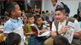 Sekretaris Kabinet Teddy Indra Wijaya bercengkerama dengan para siswa Sekolah Rakyat Terintegrasi di Cikarang, Kabupaten Bekasi. (foto:int)