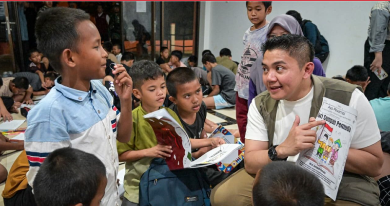 Sekretaris Kabinet Teddy Indra Wijaya bercengkerama dengan para siswa Sekolah Rakyat Terintegrasi di Cikarang, Kabupaten Bekasi. (foto:int)