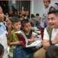Sekretaris Kabinet Teddy Indra Wijaya bercengkerama dengan para siswa Sekolah Rakyat Terintegrasi di Cikarang, Kabupaten Bekasi. (foto:int)
