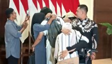 Pemerintah berhasil memulangkan empat warga negara Indonesia anak buah kapal MT Honour 25 yang menjadi korban pembajakan kapal oleh kelompok perompak di Somalia dan disandera selama lebih dari lima bulan.