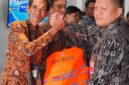 Kepala UUP Kelas II Bajoe Musafir (kanan) menyerahkan life jacket kepada pihak PT Aira Trans Tama. (DIKSIKU/Idhul)