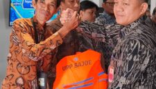 Kepala UUP Kelas II Bajoe Musafir (kanan) menyerahkan life jacket kepada pihak PT Aira Trans Tama. (DIKSIKU/Idhul)
