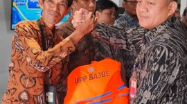 Kepala UUP Kelas II Bajoe Musafir (kanan) menyerahkan life jacket kepada pihak PT Aira Trans Tama. (DIKSIKU/Idhul)