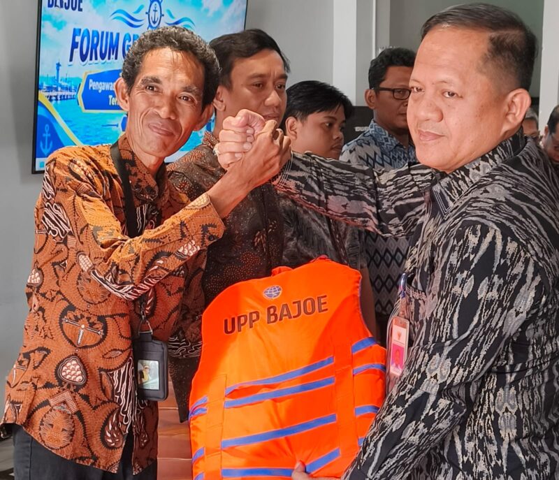 Kepala UUP Kelas II Bajoe Musafir (kanan) menyerahkan life jacket kepada pihak PT Aira Trans Tama. (DIKSIKU/Idhul)