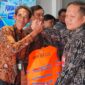 Kepala UUP Kelas II Bajoe Musafir (kanan) menyerahkan life jacket kepada pihak PT Aira Trans Tama. (DIKSIKU/Idhul)