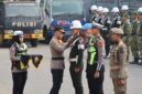 Kapolres Bone AKBP Astoto Budi Rahmantyo menyematkan pin kepada petugas gabungan sebagai tanda Operasi Patuh Pallawa 2026 resmi dimulai. (ist)
