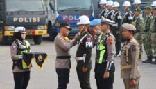 Kapolres Bone AKBP Astoto Budi Rahmantyo menyematkan pin kepada petugas gabungan sebagai tanda Operasi Patuh Pallawa 2026 resmi dimulai. (ist)