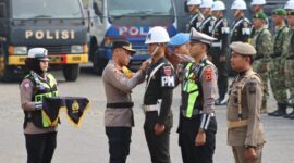 Kapolres Bone AKBP Astoto Budi Rahmantyo menyematkan pin kepada petugas gabungan sebagai tanda Operasi Patuh Pallawa 2026 resmi dimulai. (ist)