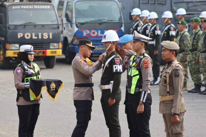 Kapolres Bone AKBP Astoto Budi Rahmantyo menyematkan pin kepada petugas gabungan sebagai tanda Operasi Patuh Pallawa 2026 resmi dimulai. (ist)