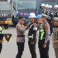 Kapolres Bone AKBP Astoto Budi Rahmantyo menyematkan pin kepada petugas gabungan sebagai tanda Operasi Patuh Pallawa 2026 resmi dimulai. (ist)