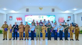 Wakil Gubernur Sulsel, Fatmawati Rusdi. (tengah)