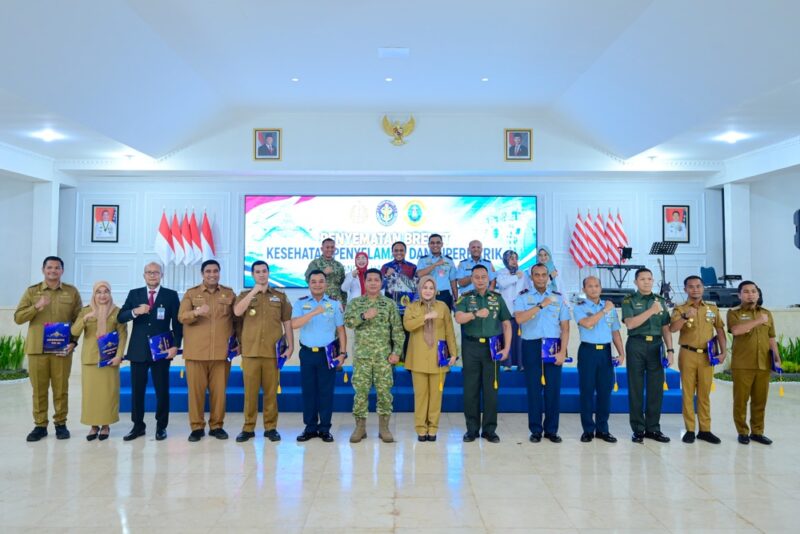Wakil Gubernur Sulsel, Fatmawati Rusdi. (tengah)